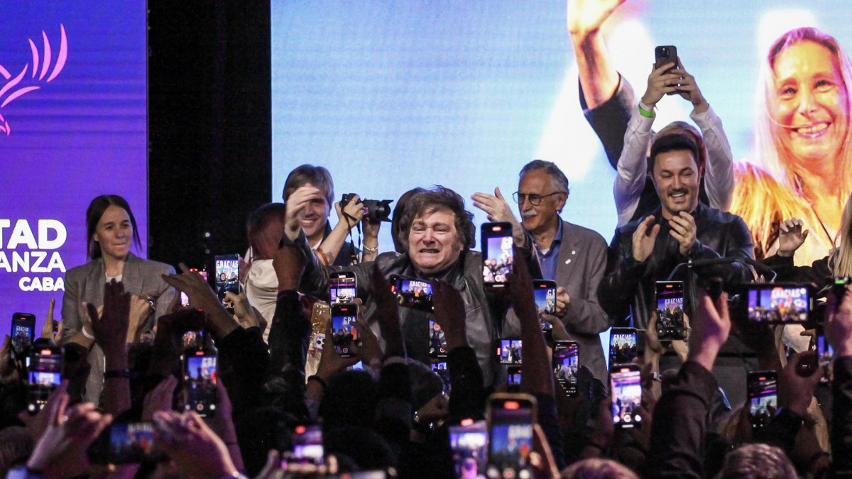 El presidente de Argentina, Javier Milei (c), habla sus seguidores el 18 de mayo de 2025, en Buenos Aires (Argentina).