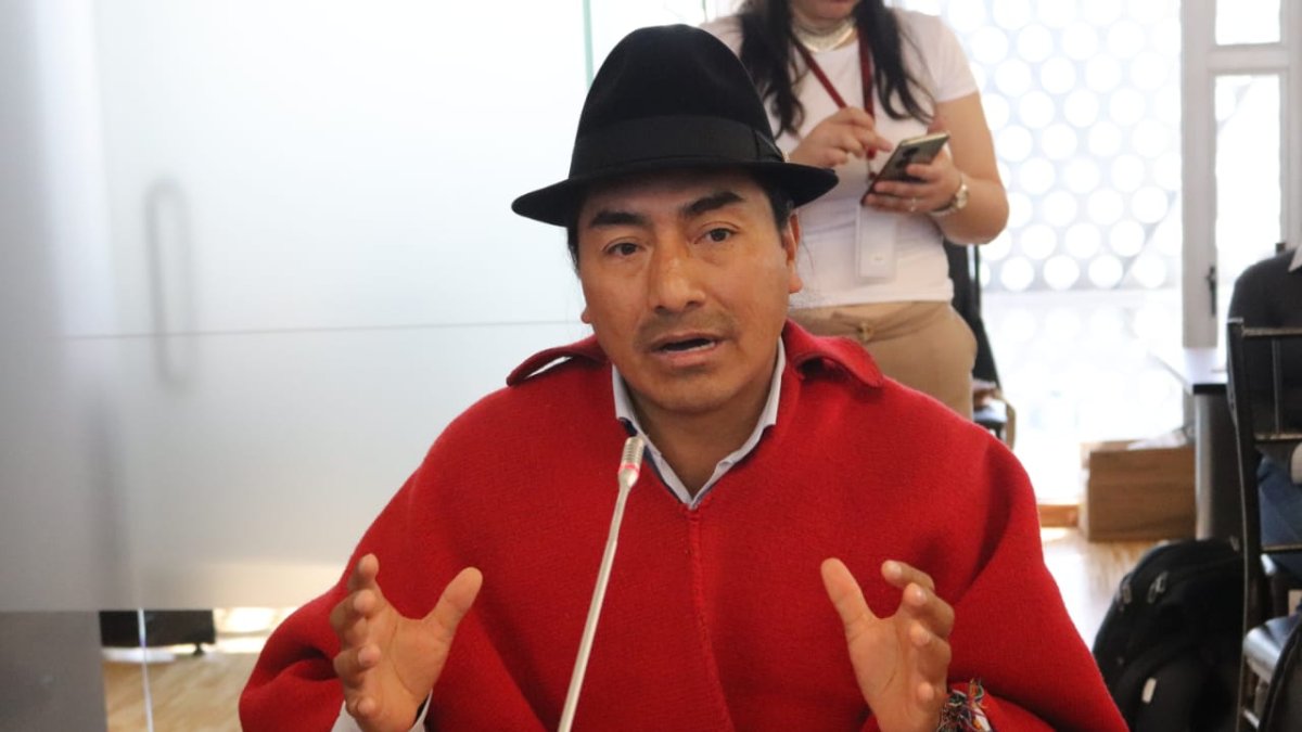 Leonidas Iza, presidente de la CONAIE, en una rueda de prensa. La organización rechazó la ley económica del Gobierno.