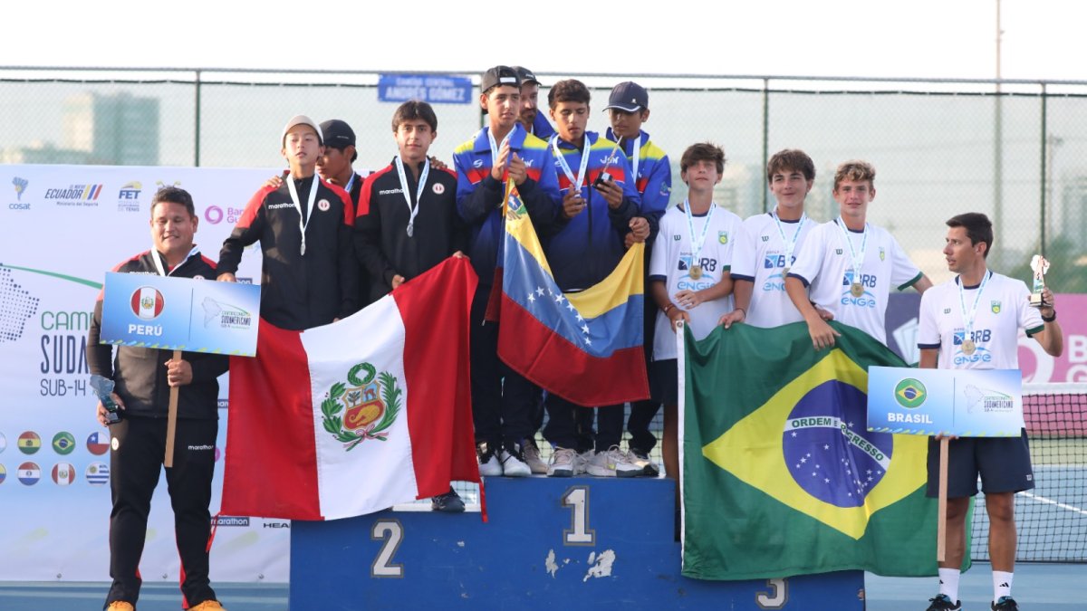 La delegación masculina de Venezuela como campeón del torneo, junto a Perú que fue segundo y Brasil, tercero.