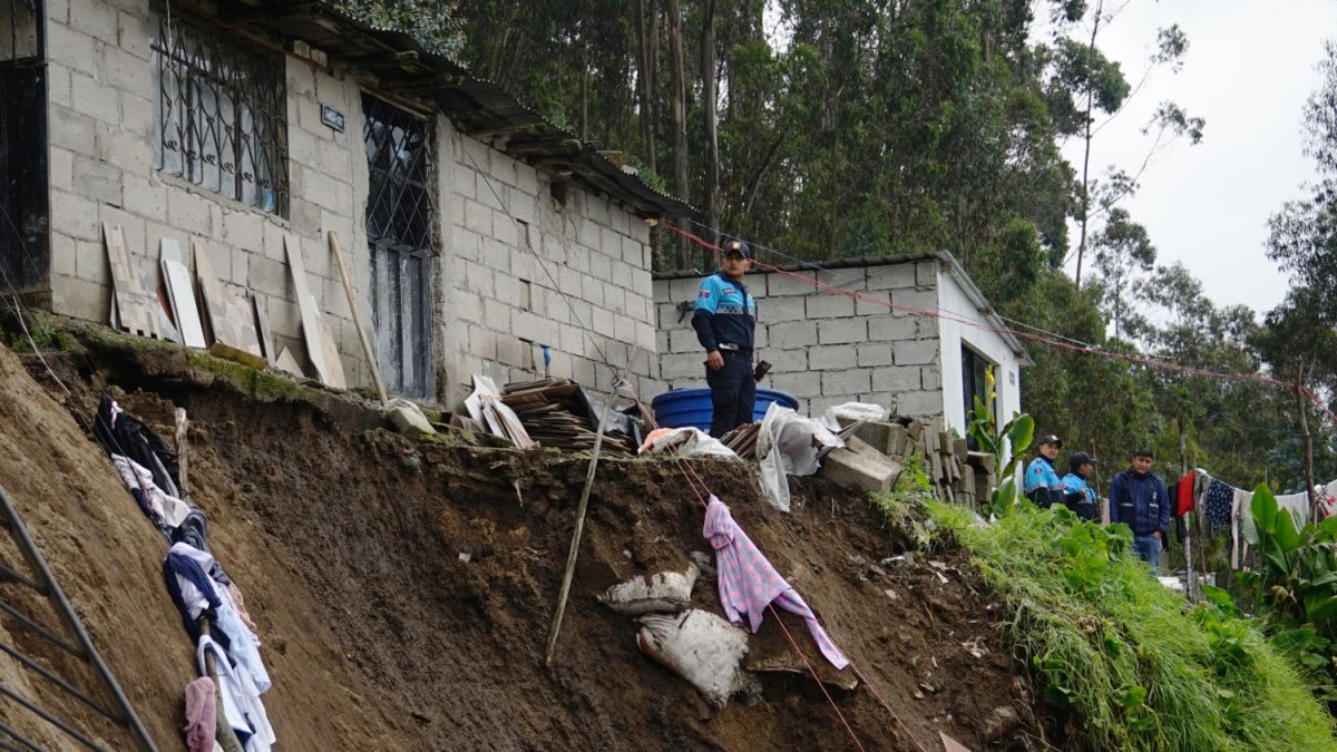 Tras las  lluvias del lunes, un deslizamiento de tierra afectó  viviendas. Algunas quedaron al borde de la ladera.