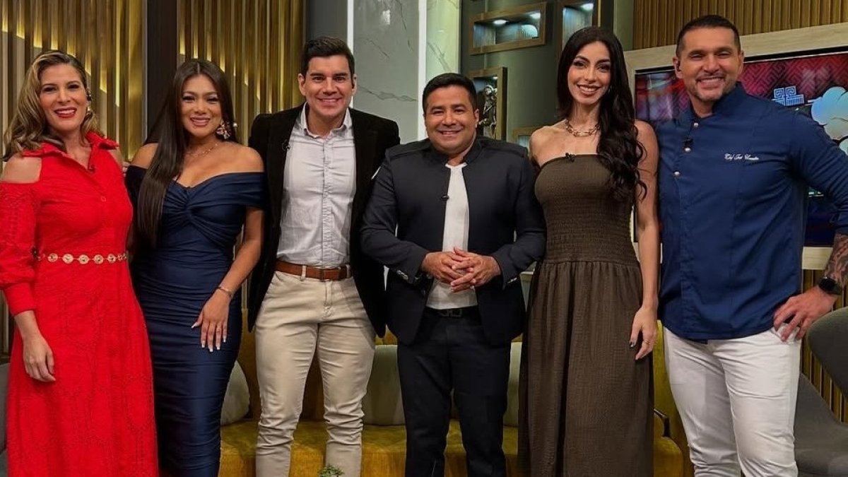Isaac Delgado con el elenco de En contacto.