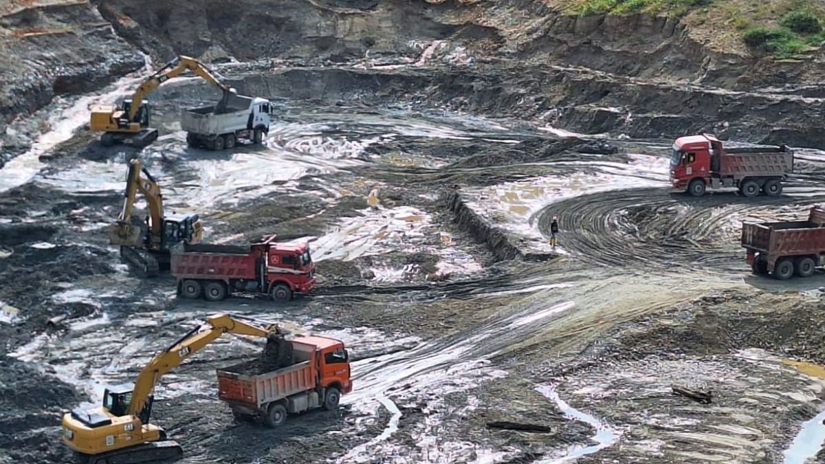 Trabajadores de una minera exigen los pagos de sus sueldos.