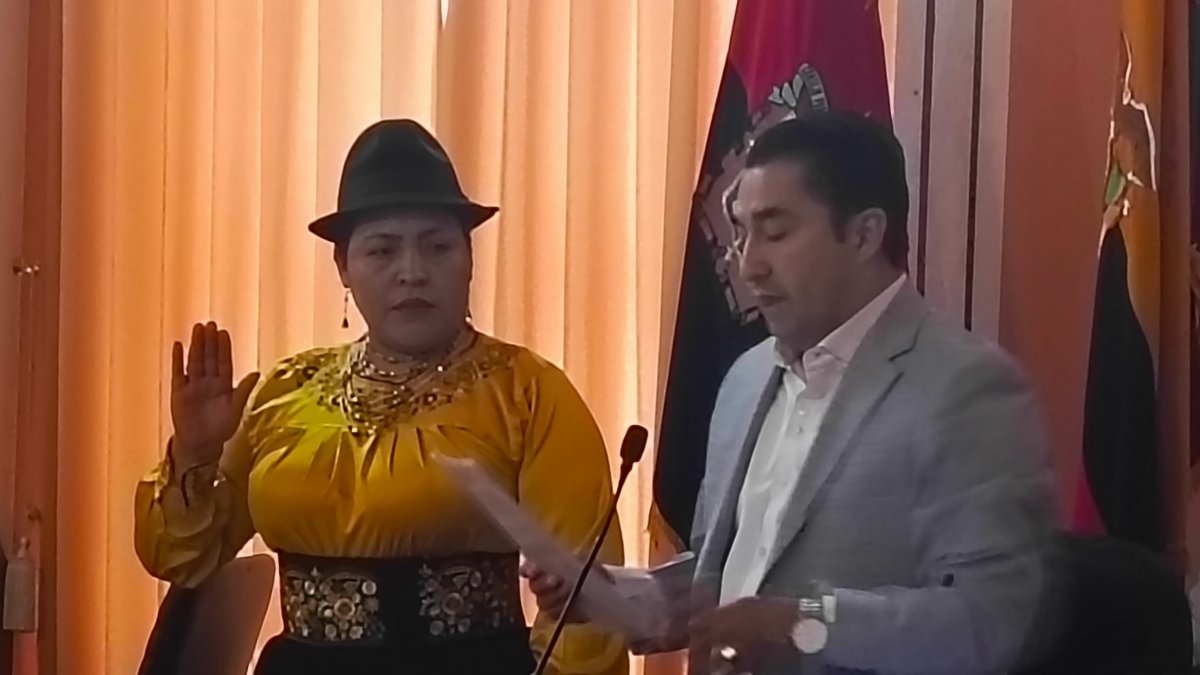 Durante la posesión de Martha Jaya como vicealcaldesa de Latacunga.