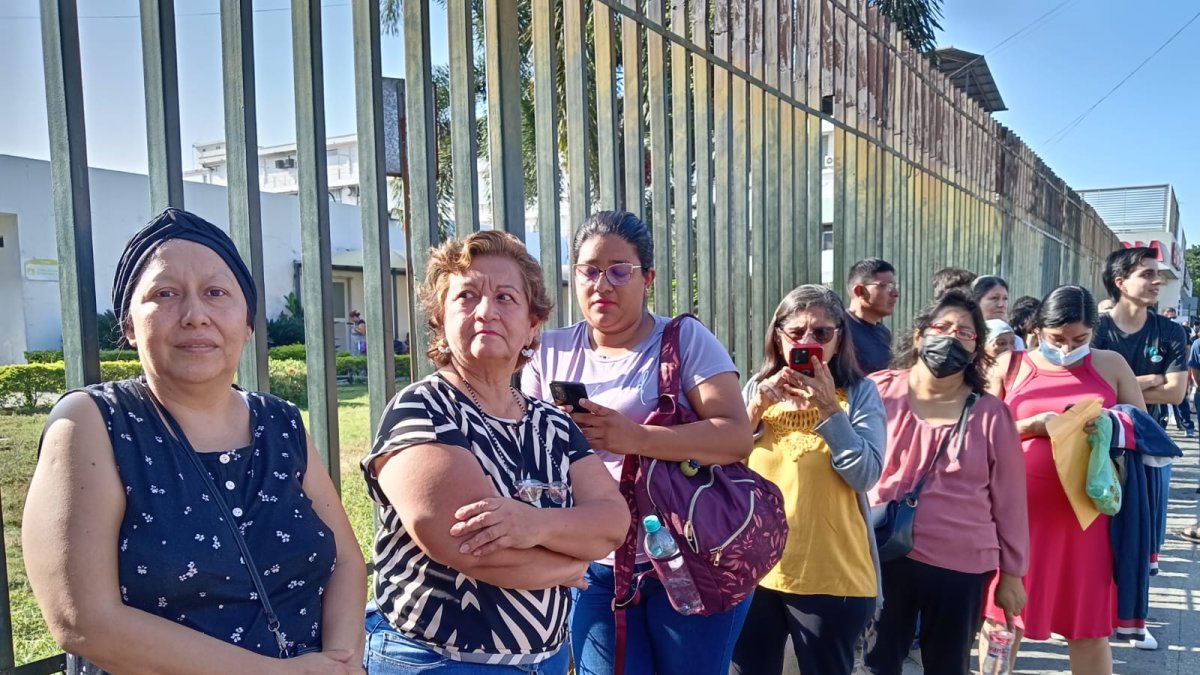 En primer plano está Delia Paz, paciente con cáncer, esperando recibir atención en el hospital del IESS sur.