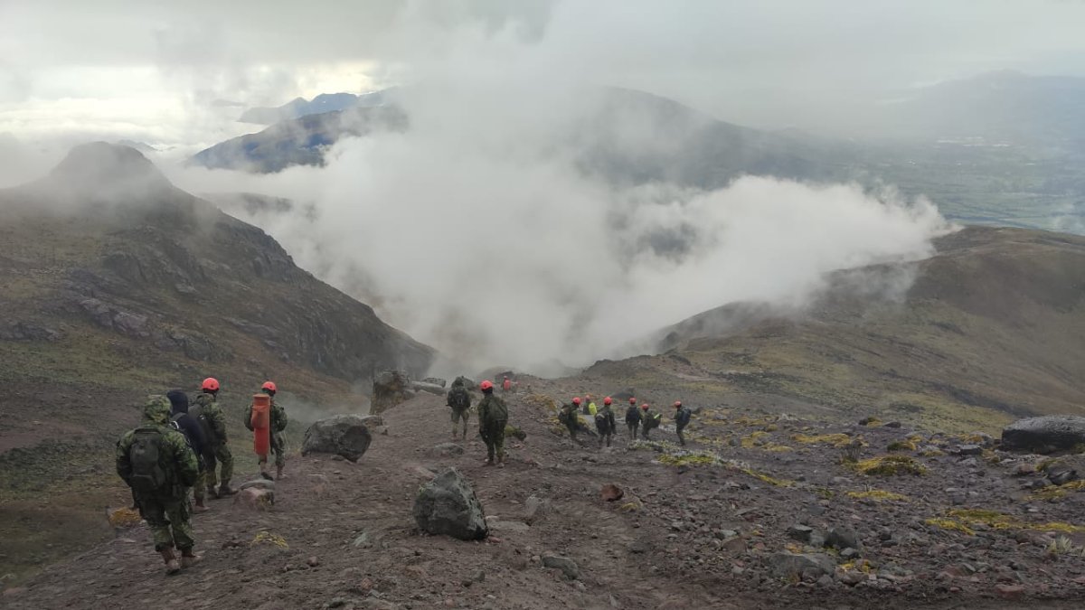 Bomberos de Latacunga y militares participan en la búsqueda de Patricio Factos, quien desapareció en medio del páramo.