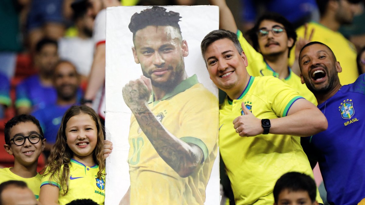 Un aficionado de Brasil posa junto a una foto del delantero brasileño Neymar en el partido de fútbol de las eliminatorias sudamericanas de la Copa Mundial de la FIFA 2026.