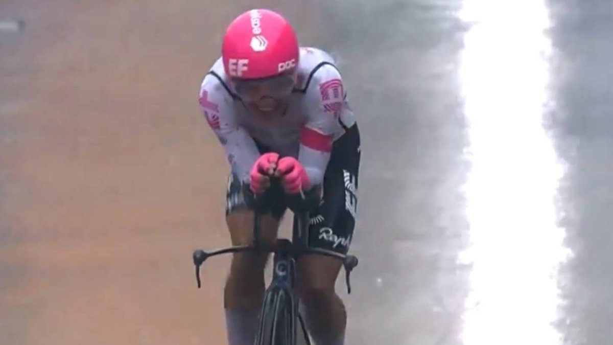 Richard Carapaz tuvo lluvia en la parte final de la crono.