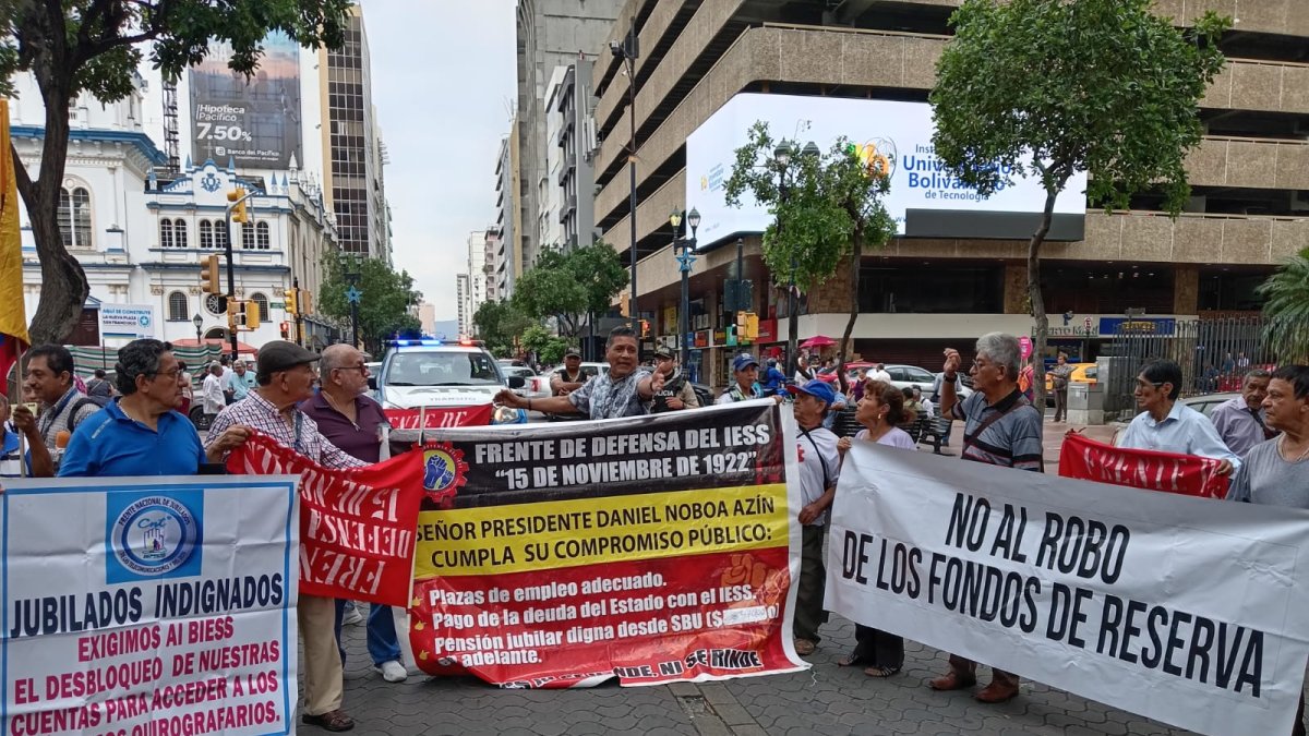 Jubilados del IESS cerraron la avenida 9 de Octubre, este martes 20 de mayo.