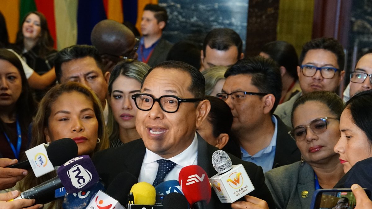El asambleísta del correísmo Ronal González durante la rueda de prensa.