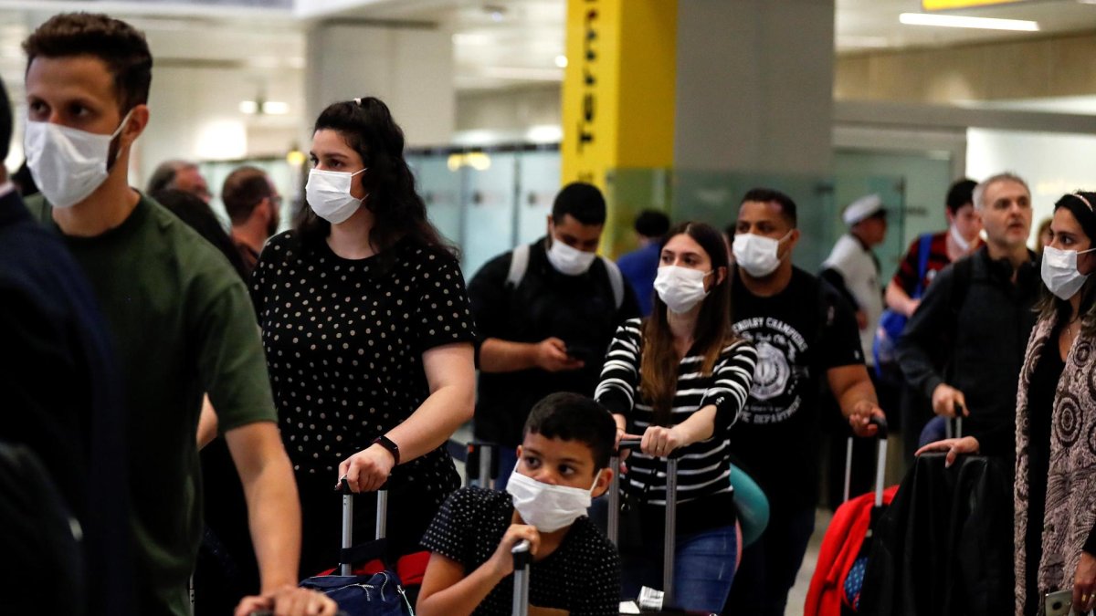Personas usan máscaras como precaución contra la propagación de la COVID-19 en marzo de 2020 en Sao Paulo (Brasil).