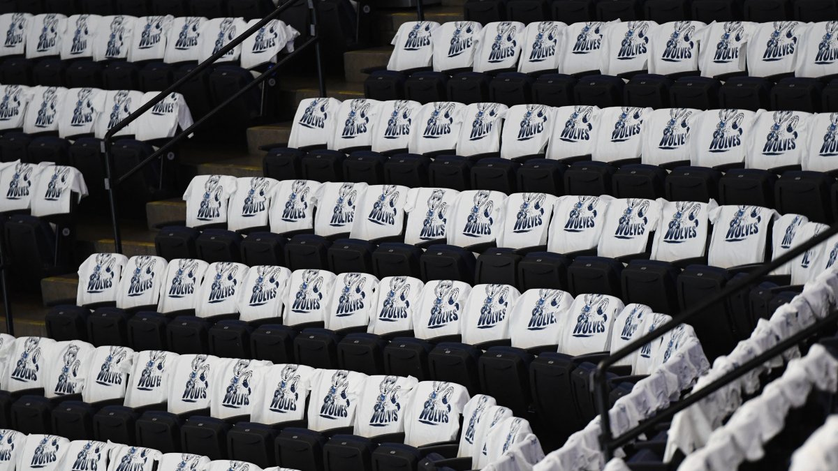 Los Minnesota Timberwolves colocan camisetas para los aficionados antes del partido contra los Golden State Warriors de los Playoffs de la NBA 2025.