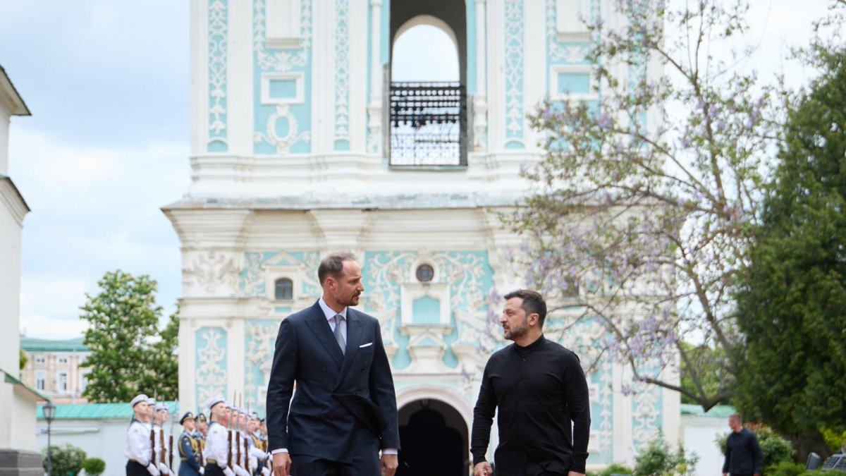 El presidente ucraniano Volodymyr Zelensky (D) y a Haakon, príncipe heredero de Noruega (I) reunidos en Kiev, Ucrania, el 20 de mayo de 2025.