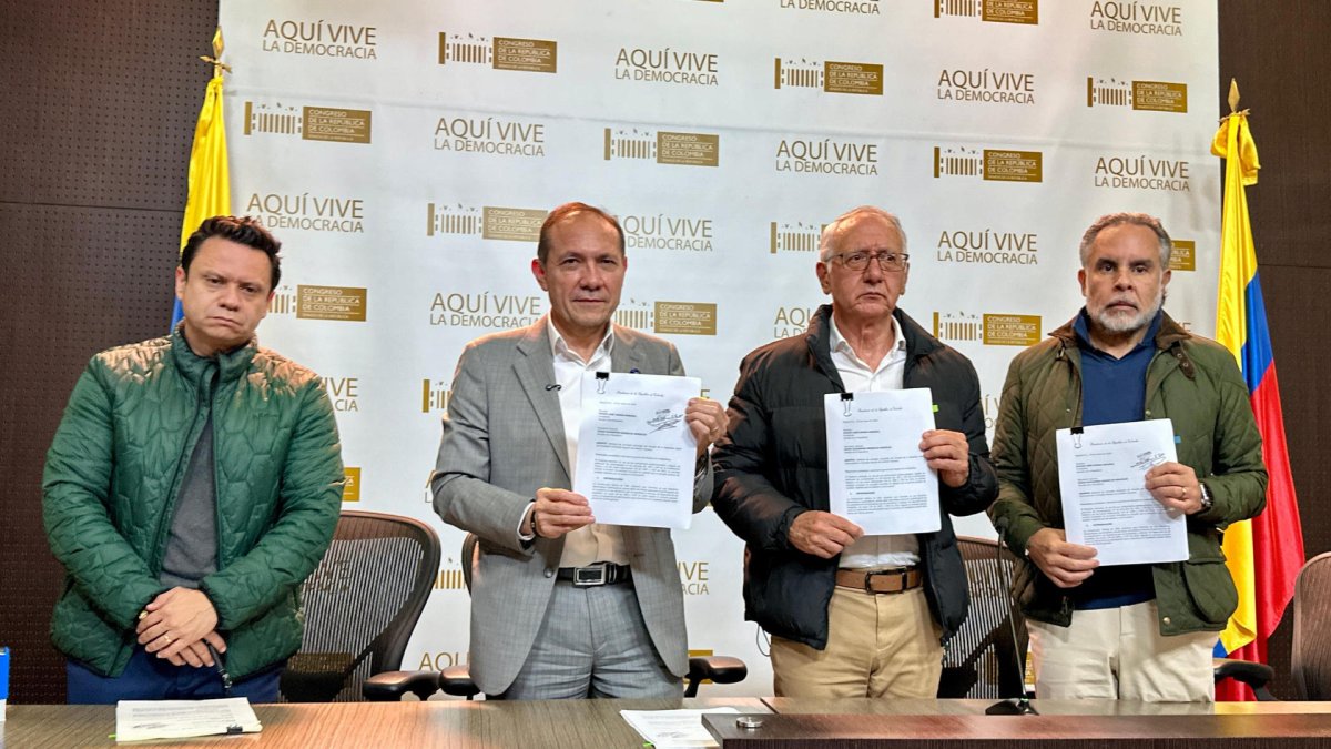 Antonio Sanguino; el ministro de Salud, Guillermo Alfonso Jaramillo; y el ministro del Interior, Armando Benedetti, y el secretario del Senado de la República, Diego Alejandro González,Colombia.  