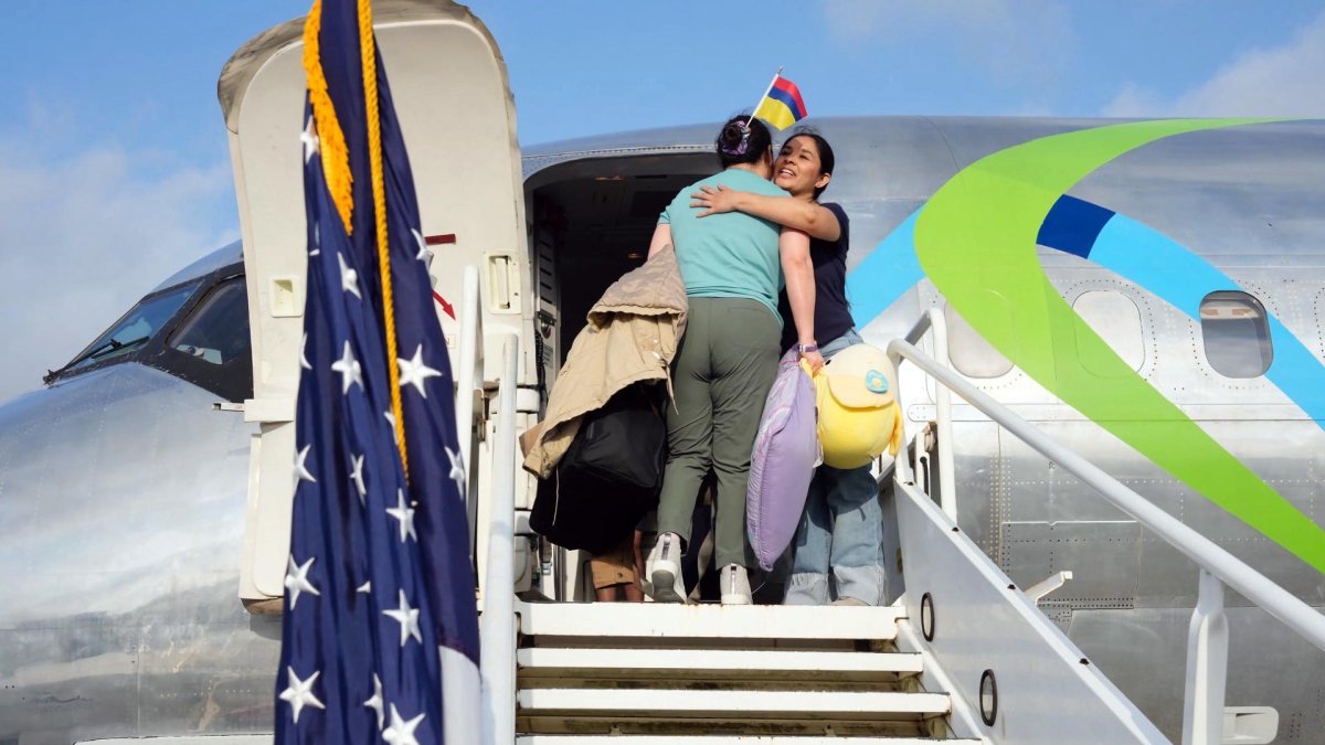 Fotografía publicada por la secretaria de Seguridad Interna, Kristi Noem, en la red social X, de una colombiana embarcando en el primer vuelo de autodeportados de Trump.