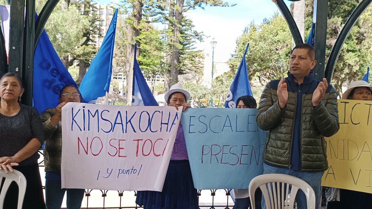 Organizaciones de la comunidad de Escaleras y de la parroquia Victoria del Portete protestaron contra el anuncio de la Cámara de Minería sobre el proyecto Loma Larga.