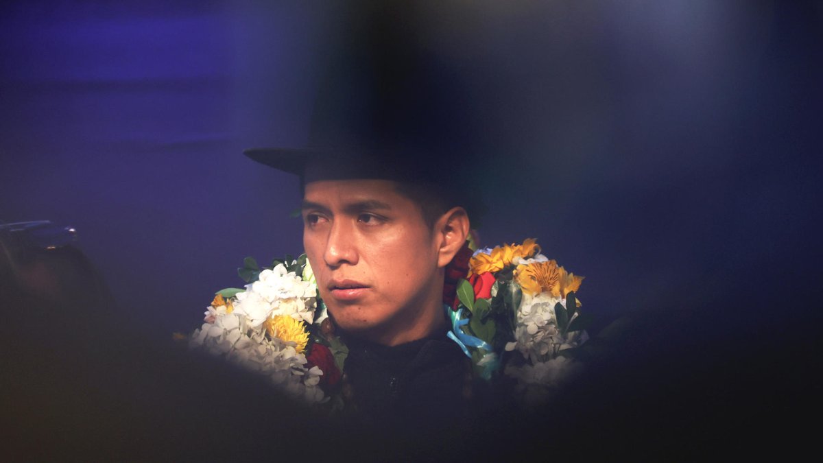 El presidente del Senado boliviano, Andrónico Rodríguez, participa en un acto en el que lanzó su candidatura a la presidencia de Bolivia este lunes, en La Paz (Bolivia).