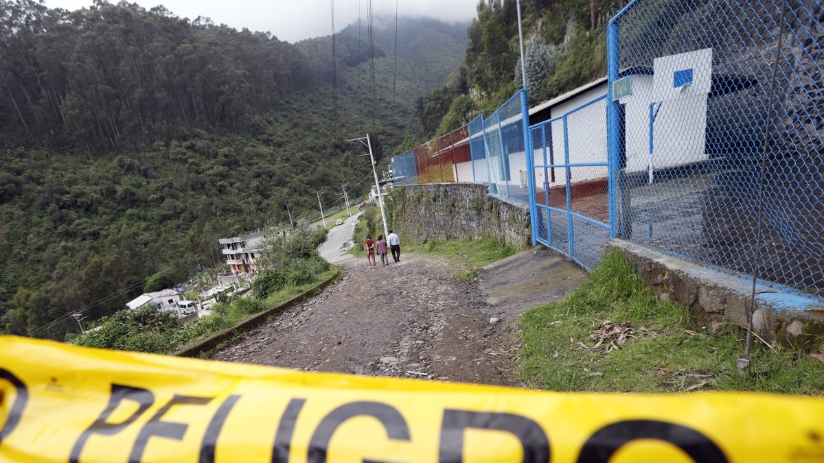 En el sector de La Pulida, norte de Quito moradores encontraron el cuerpo calcinado de una mujer. La zona fue cercada