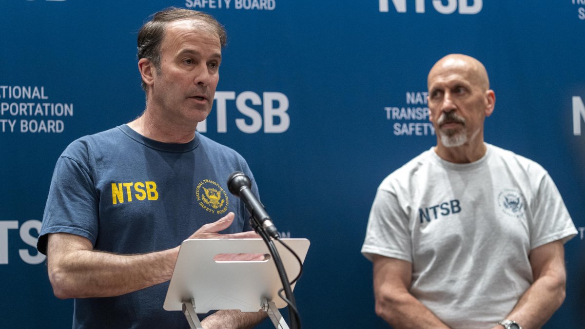 Los miembros de la junta Nacional de Seguridad en el Transporte (NTSB) Brian Young (i) y Michael E. Graham hablan en una rueda de prensa este 19 de mayo de 2025, en Nueva York (Estados Unidos).