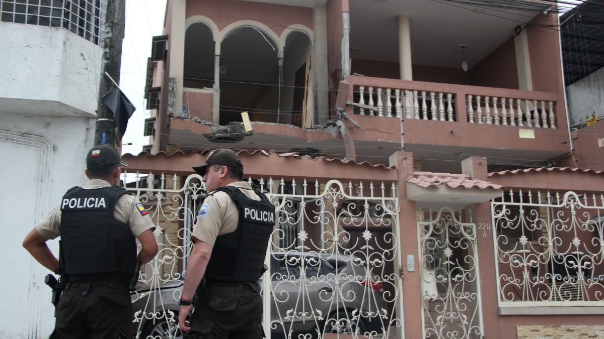 Daños. Los explosivos han causado afectaciones estructurales en viviendas, vehículos y aceras. La Policía investiga si los 3 casos tienen relación.