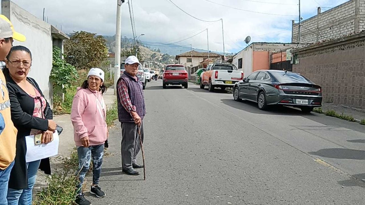 Por donde pasaría la calle es en medio de dos propiedades.