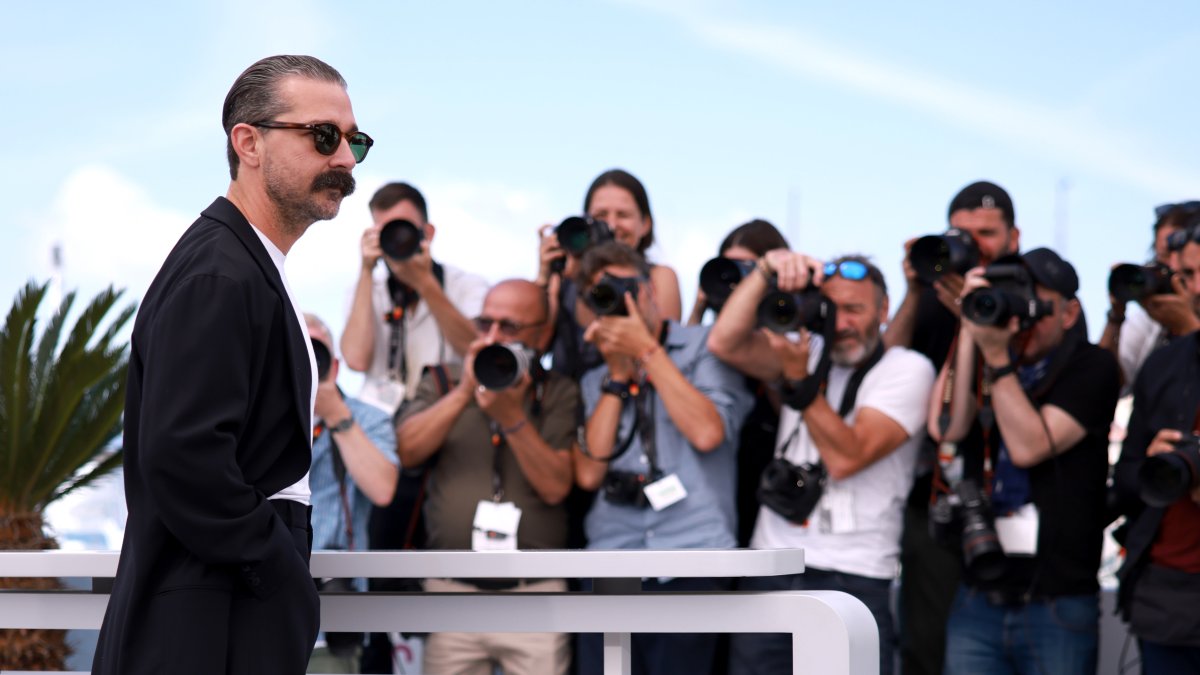Shia Labeouf durante la sesión de fotos por el estreno de 'Slauson Rec' en Cannes 2025.