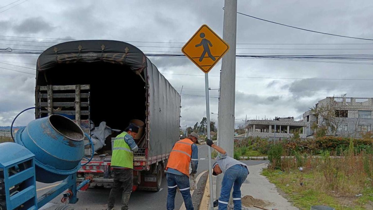 Las señaléticas preventivas en el sur de Ambato buscan reducir accidentes.