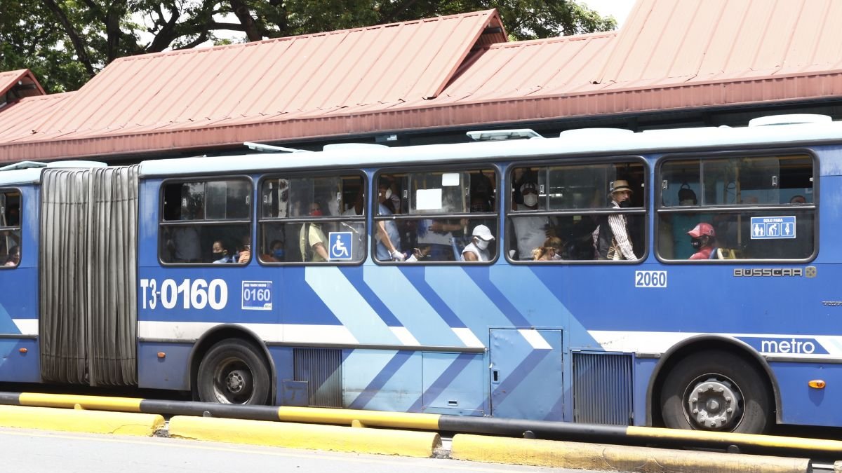 Imagen referencial. Una unidad de la Metrovía recibió ataques de estudiantes.
