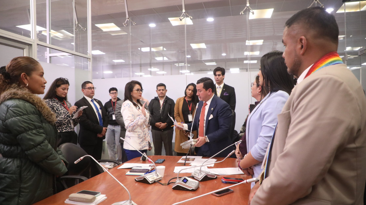 Los oficialistas Nataly Morillo y Ferdinan Álvarez dirigen la Comisión de Fiscalización de la Asamblea.