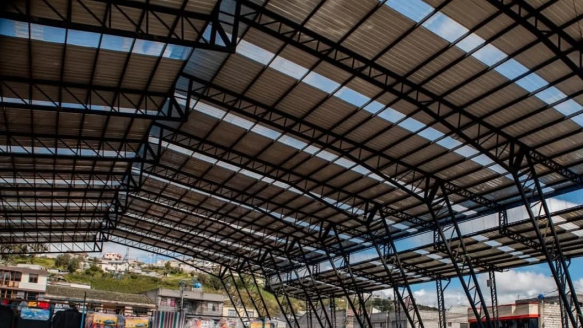 El 2 de abril se entrego los trabajos de la cubierta en la plaza Canadá, sin embargo, presenta problemas en su infraestructura. (Gloria Taco)