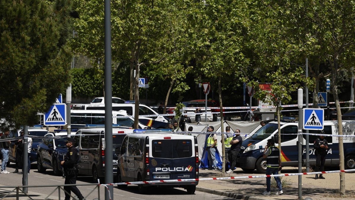 Agentes de policía trabajan cerca del cuerpo del exdiputado ucraniano Andrey Portnov después de que fuera asesinado a tiros frente a la escuela de sus hijos en Pozuelo de Alarcón, cerca de Madrid.
