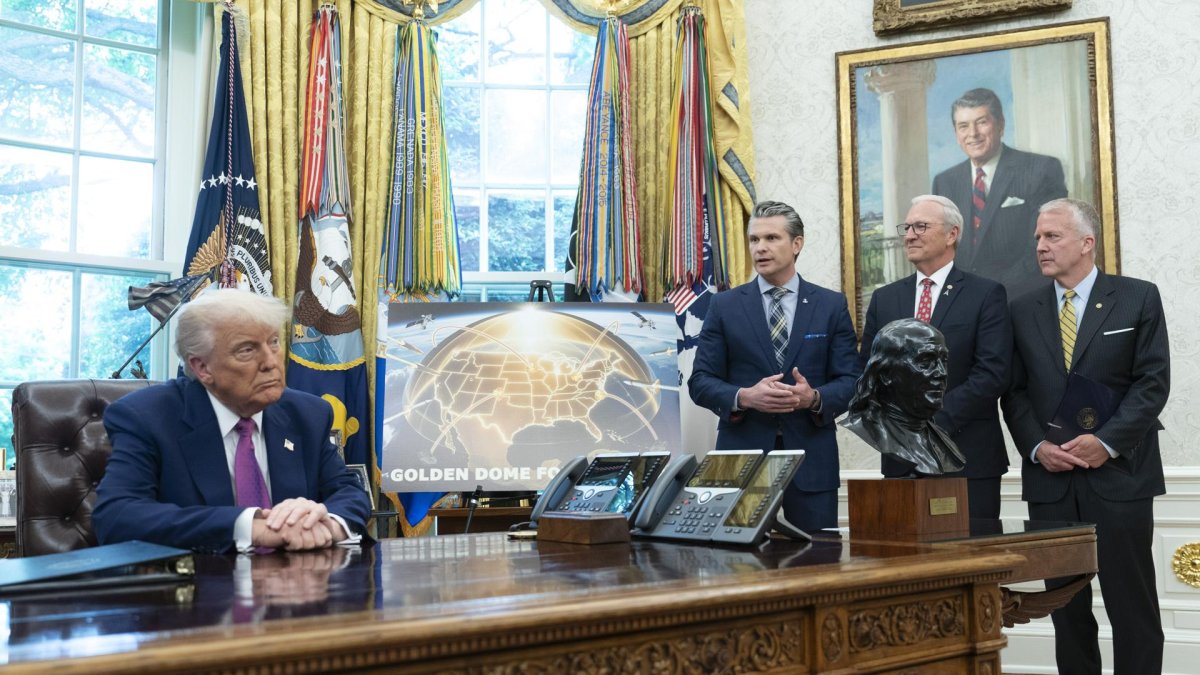 El presidente estadounidense, Donald Trump, anuncia la construcción del sistema de misiles 