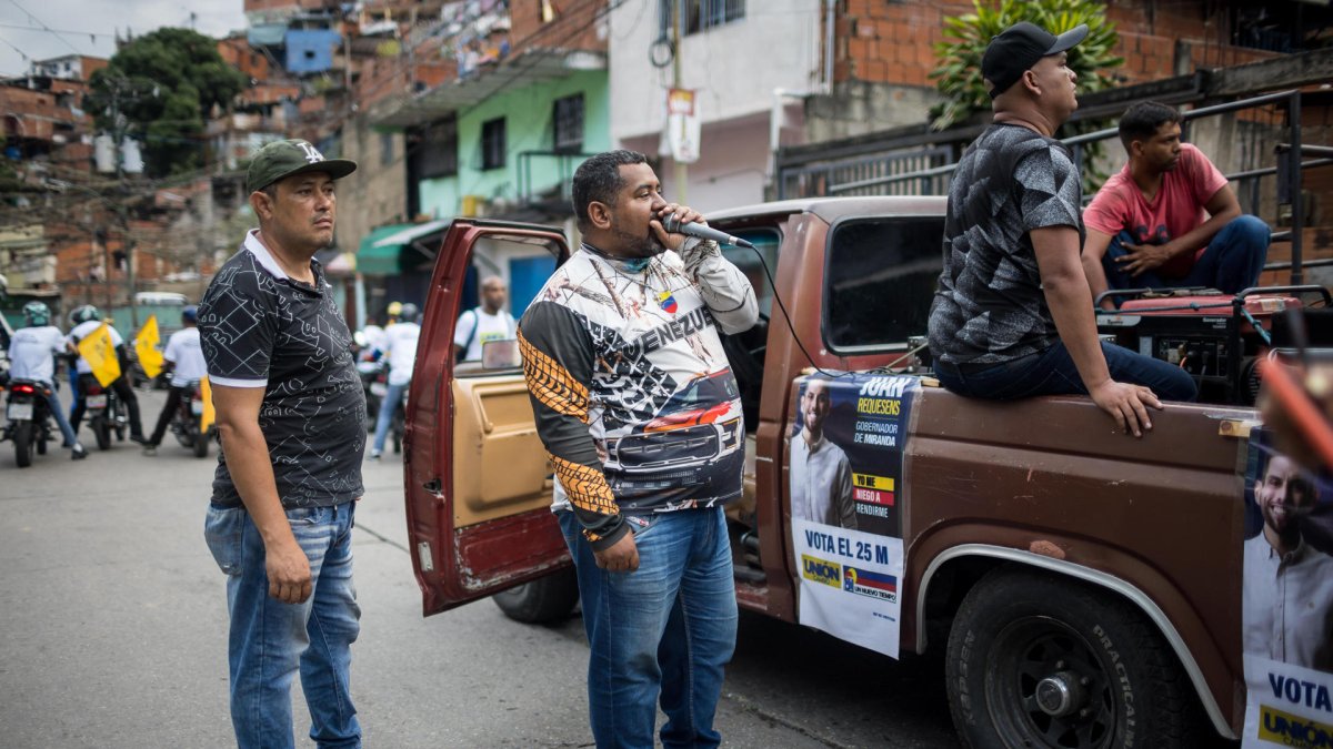 Fotografía del 16 de mayo de 2025 de simpatizantes de un partido político opositor al Gobierno nacional en un acto de campaña en Caracas (Venezuela).