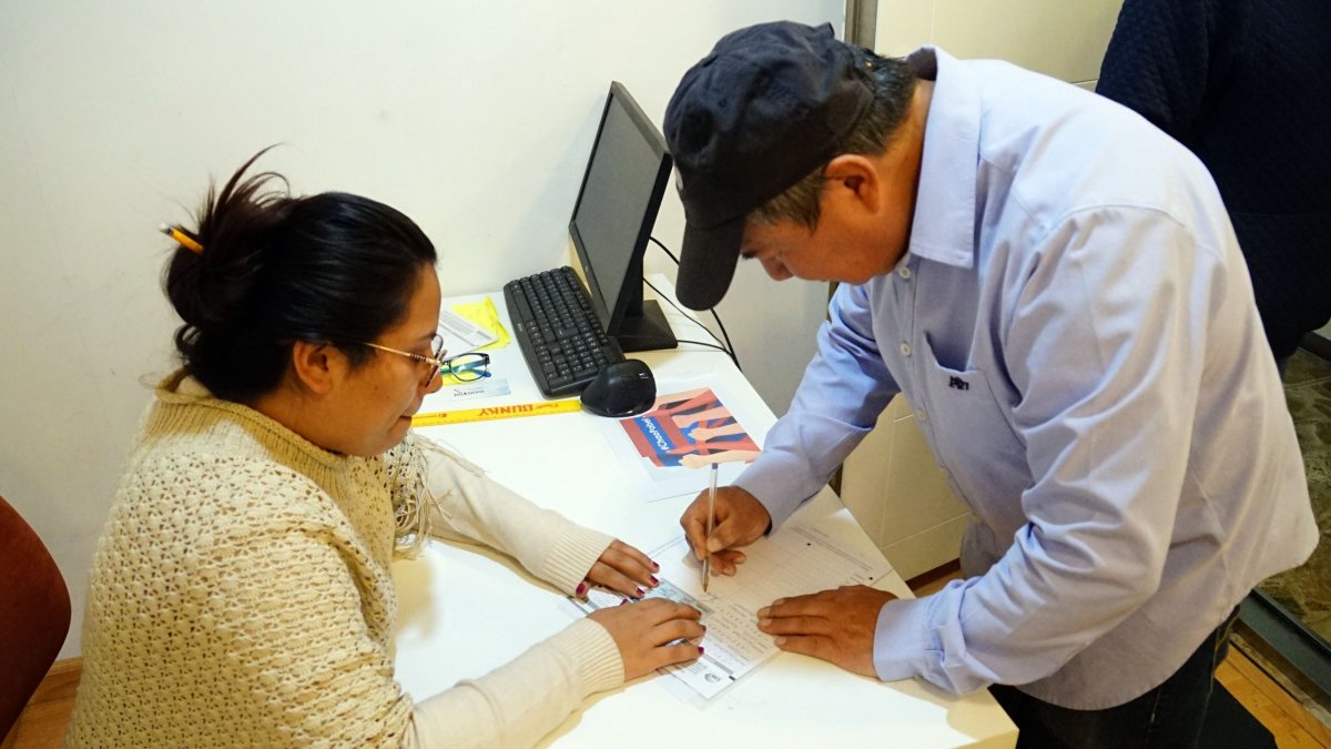 Voluntarios se ubican en distintos puntos de Quito para recolectar las firmas.