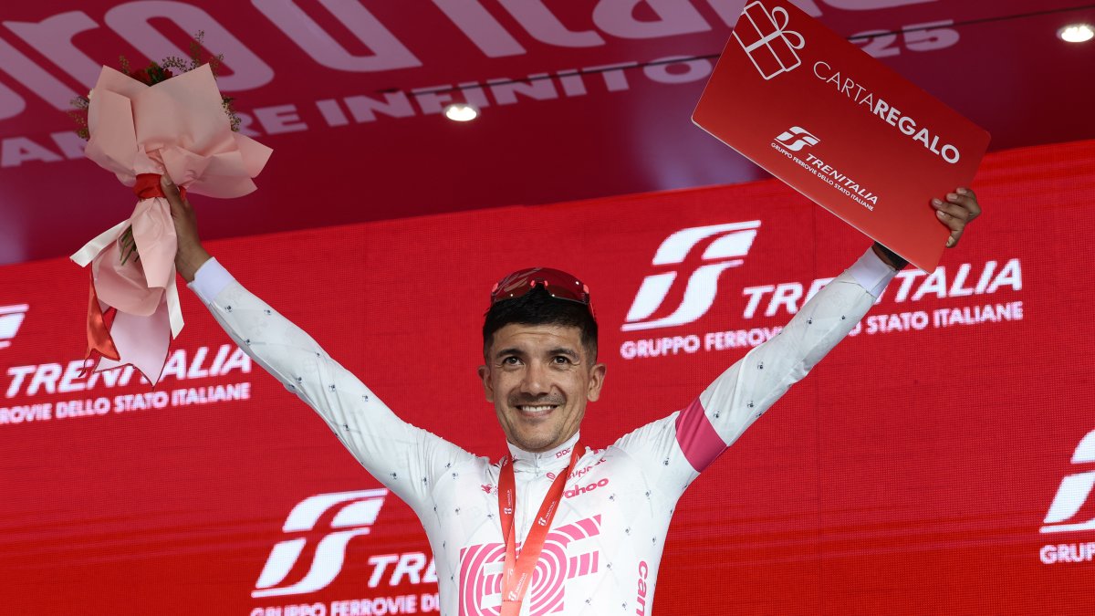 Richard Carapaz celebra en el podio tras su victoria en la undécima etapa del Giro de Italia.
