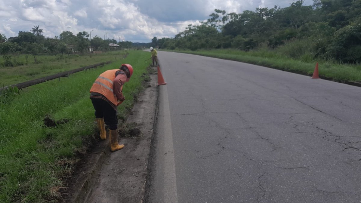 Personal del MTOP realiza labores de limpieza en vías estatales para mantener la conectividad y garantizar la seguridad vial