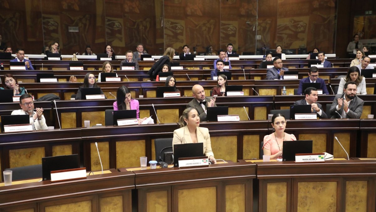 El tema del sueldo que ganan los asambleístas y los días que trabajan fue tendencia en redes sociales, tras cruces de mensajes entre Olsen y el correísmo.