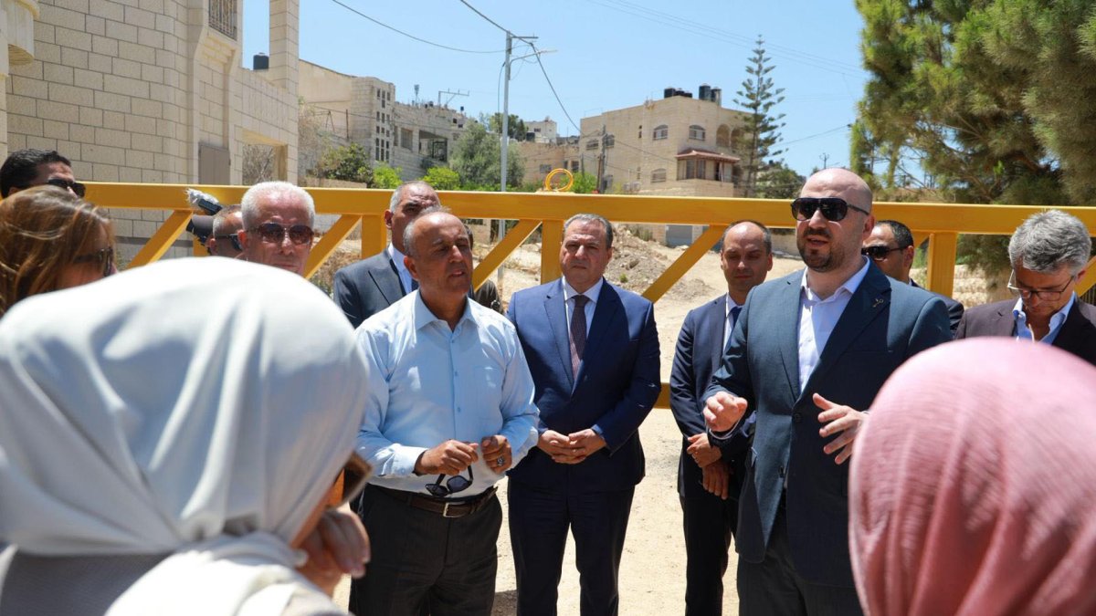 Algunos de los diplomáticos de países europeos, americanos, árabes y asiáticos que participaban en la visita a la localidad de Yenín.