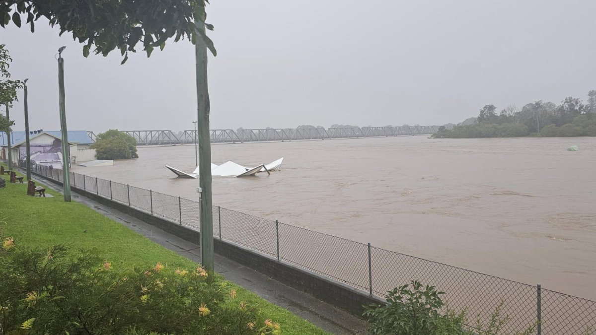 Miles de personas permanecen aisladas y al menos 300 han sido evacuadas a raíz de las inundaciones que sufren varias poblaciones del estado de Nueva Gales del Sur, el más poblado de Australia.