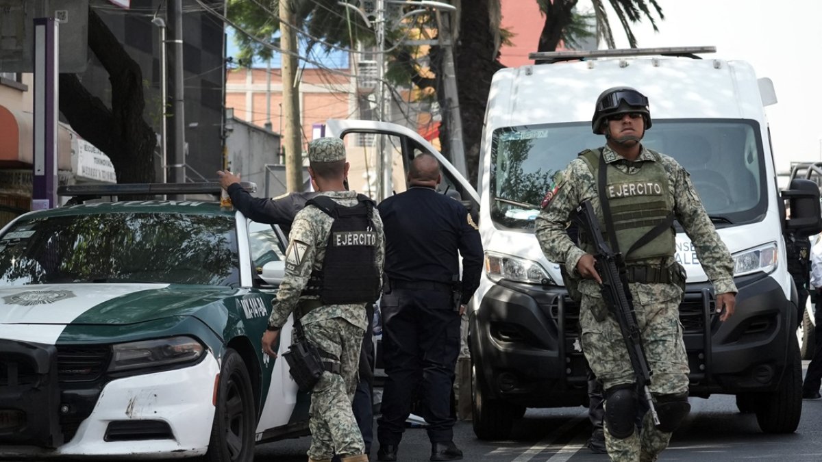 Soldados del ejército patrullan cerca de la escena del crimen del asesinato de José Muñoz y Ximena Guzmán en la Ciudad de México el 20 de mayo de 2025.