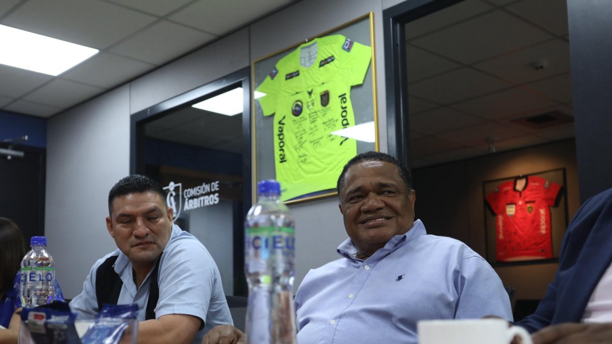 Jorge Guzmán (d), presidente de Emelec, durante la reunión que mantuvo con Néstor Pitana, presidente de la Comisión Nacional de Arbitraje, este miércoles 21 de mayo.