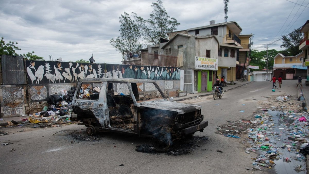 Se ve un automóvil quemado durante una protesta contra la inseguridad en Puerto Príncipe el 16 de abril de 2025.