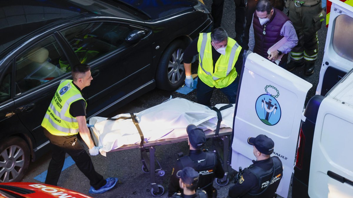 Miembros de la Hermandad de la Sangre de Cristo recogen el cadáver de un fallecido en un suceso en la ciudad española de Zaragoza.