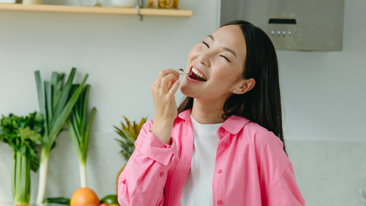 Muchas frutas ayudan a neutralizar los radicales libres que pueden dañar las células.