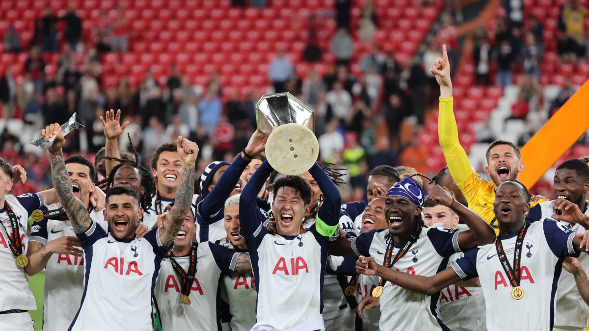 Los jugadores del Tottenham celebran con el trofeo el título de la Liga Europa, tras ganar la final que Tottenham Hotspur y Manchester United disputaron en San Mamés.