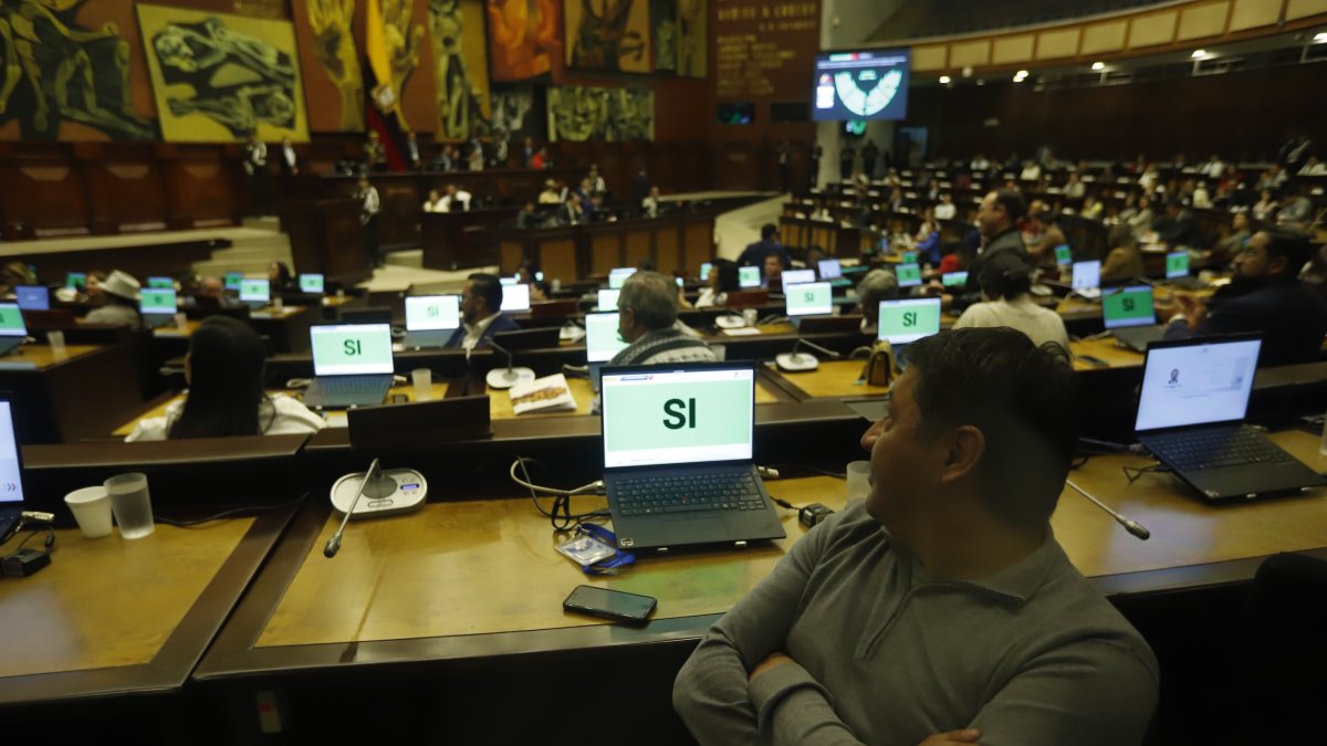 Aunque aceptaron la renuncia, los asambleístas del correísmo dieron la espalda al hemiciclo legislativo.