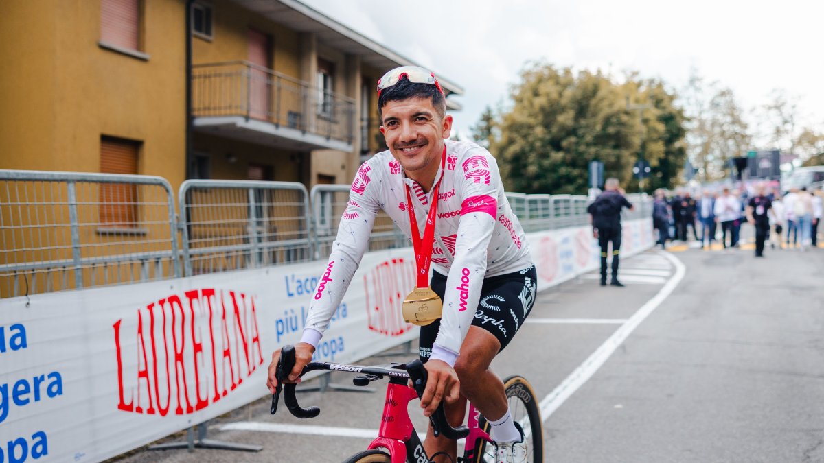 Richard Carapaz estuvo feliz con la medalla que recibió por ganar la etapa 11 del Giro de Italia 2025.