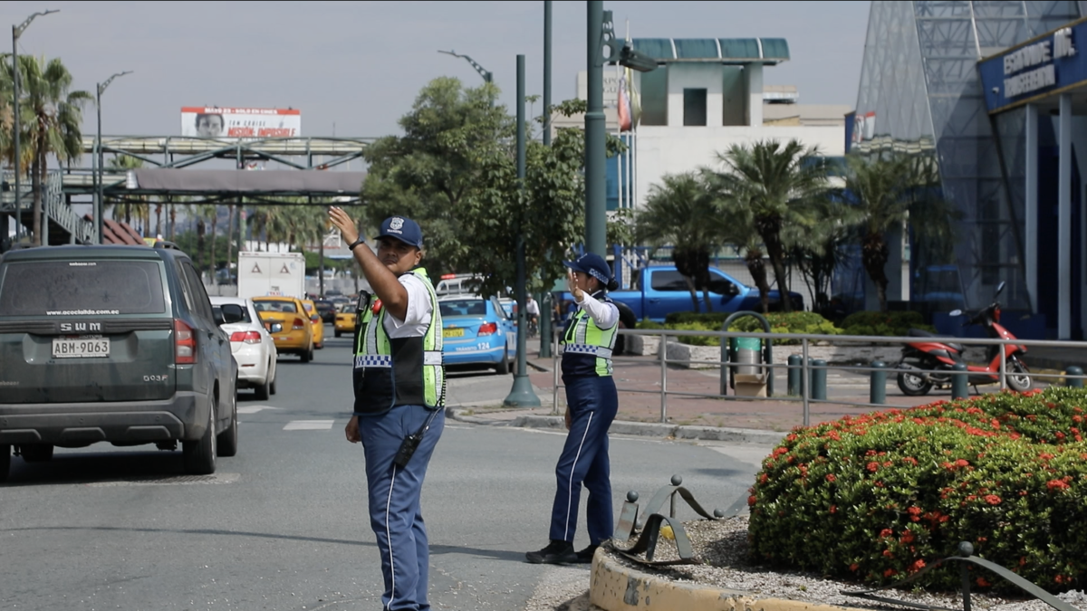 Personal de la ATM desplegado entre las avenidas de las Américas y Hermano Miguel, en el norte de Guayaquil.