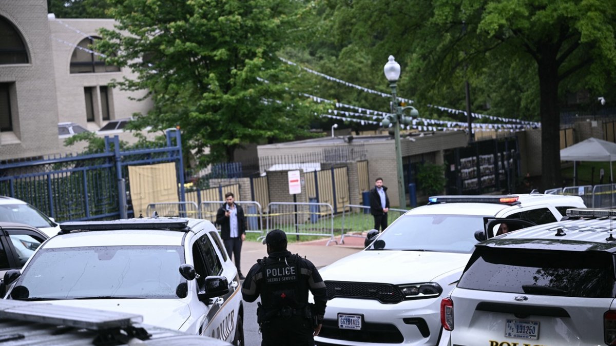 Agentes de seguridad rodean la Embajada de Israel en Washington, DC, el 22 de mayo de 2025, luego de un tiroteo que dejó dos personas muertas.
