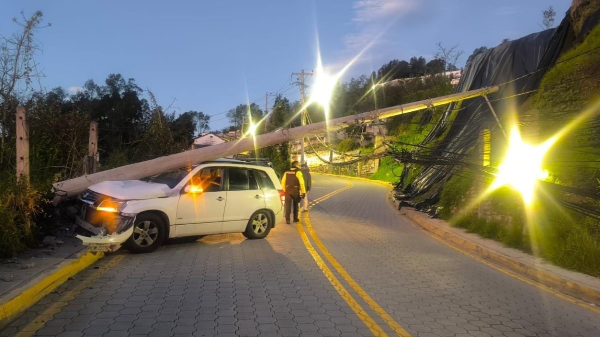 Una auto se chocó contra un poste en la av. De Los Conquistadores y provocó el cierre del tránsito en la conexión con la av. Simón Bolívar.