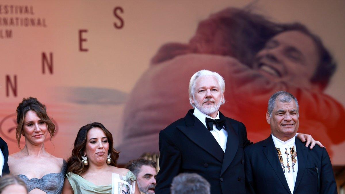 Kathleen Fournier, Stella Assange, Julian Assange y el expresidente de Ecuador Rafael Correa asisten al estreno de 'La historia del sonido' durante el 78º Festival de Cine de Cannes.